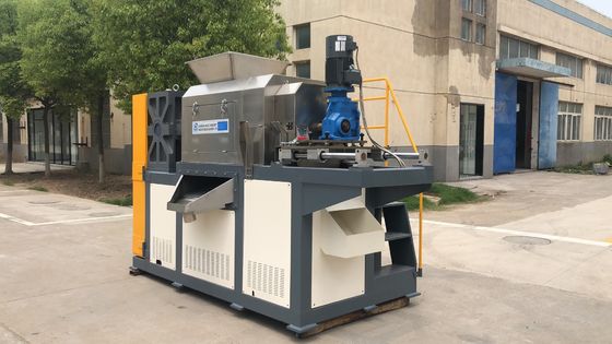 überschüssiger pp. gesponnener Film der Taschen pp., der Pelletisierungsmaschine, überschüssigen Plastikfilm aufbereitet Maschine, PET pp. aufbereitet Maschine zusammendrückt