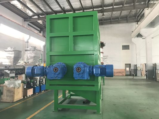 Überschüssiges HAUSTIER Getränk füllt Plastikwiederverwertungsmaschine ab